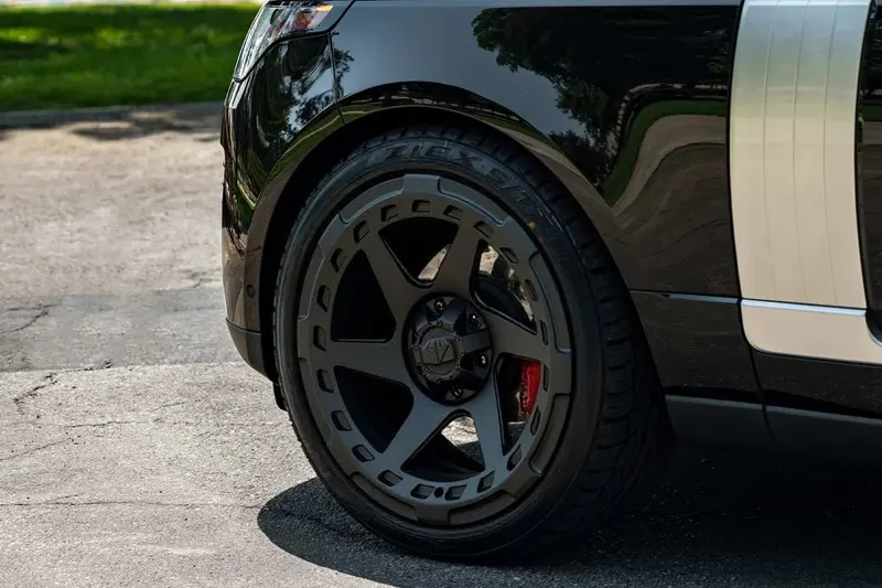 Land Rover Range Rover with Blaque Diamond O728 wheels