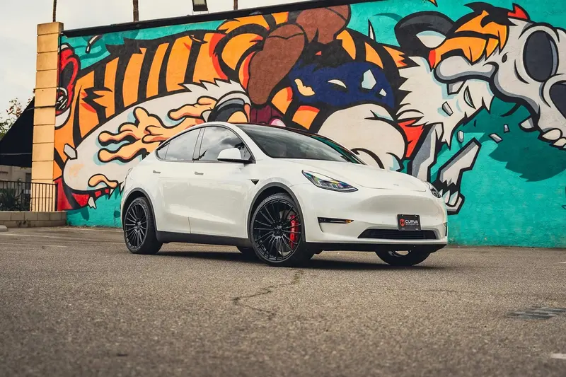 Tesla Model Y with AG Luxury AGL71 wheels