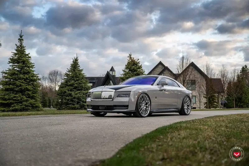 Rolls-Royce Spectre with Variant Radon wheels