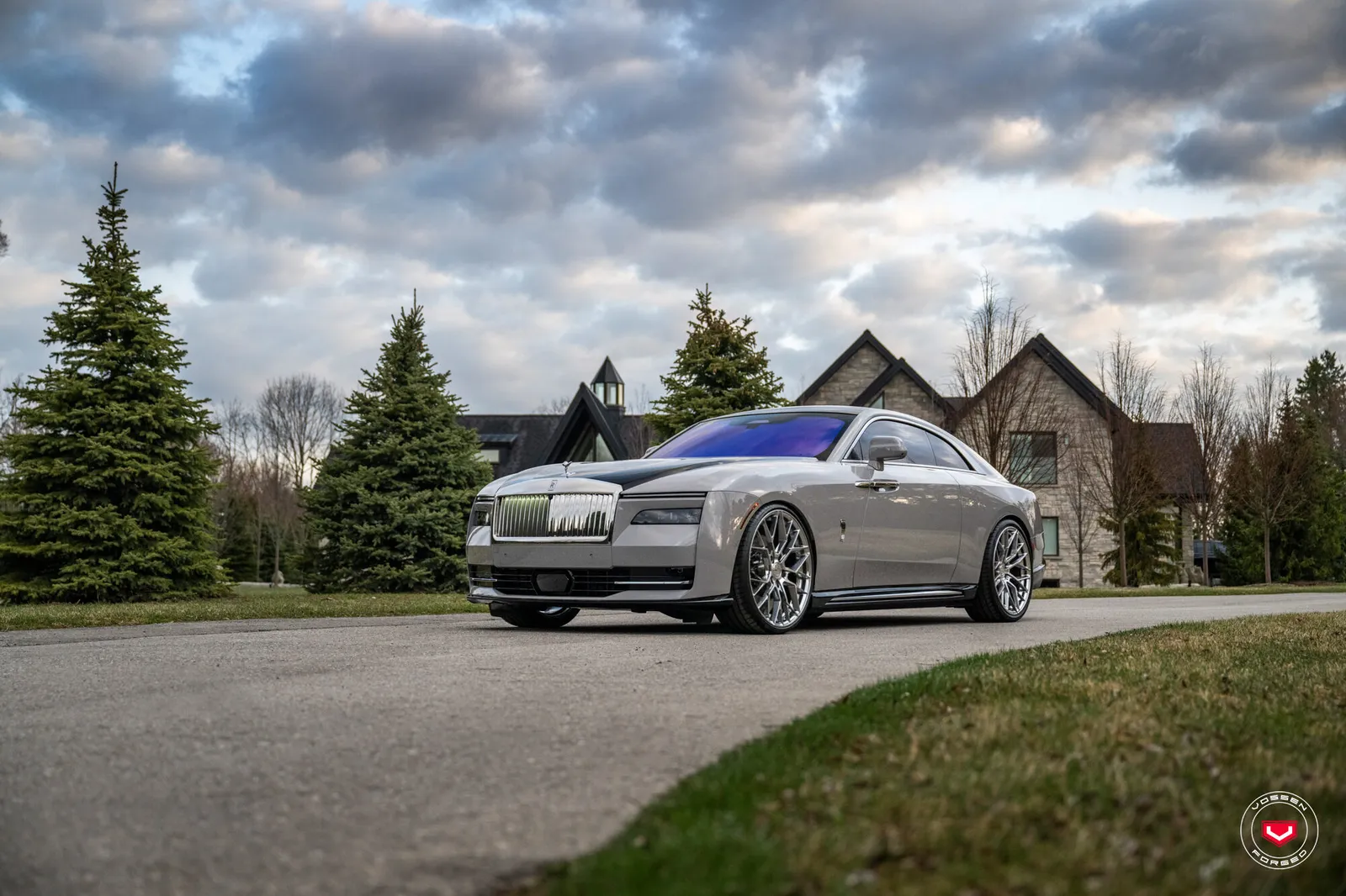 Rolls-Royce Spectre with Variant Radon wheels