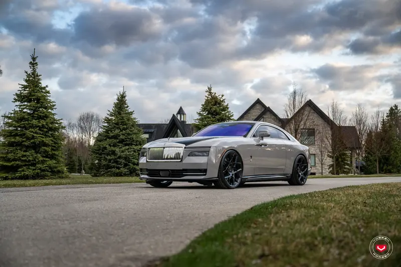 Rolls-Royce Spectre with AG Luxury Aero 55 wheels