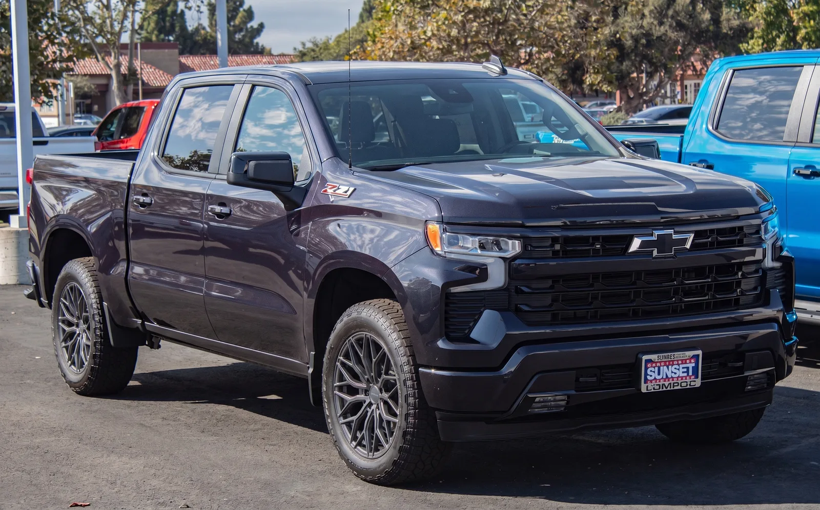 Chevrolet Silverado 1500 with Vossen HF6-3 wheels in Matte Gunmetal