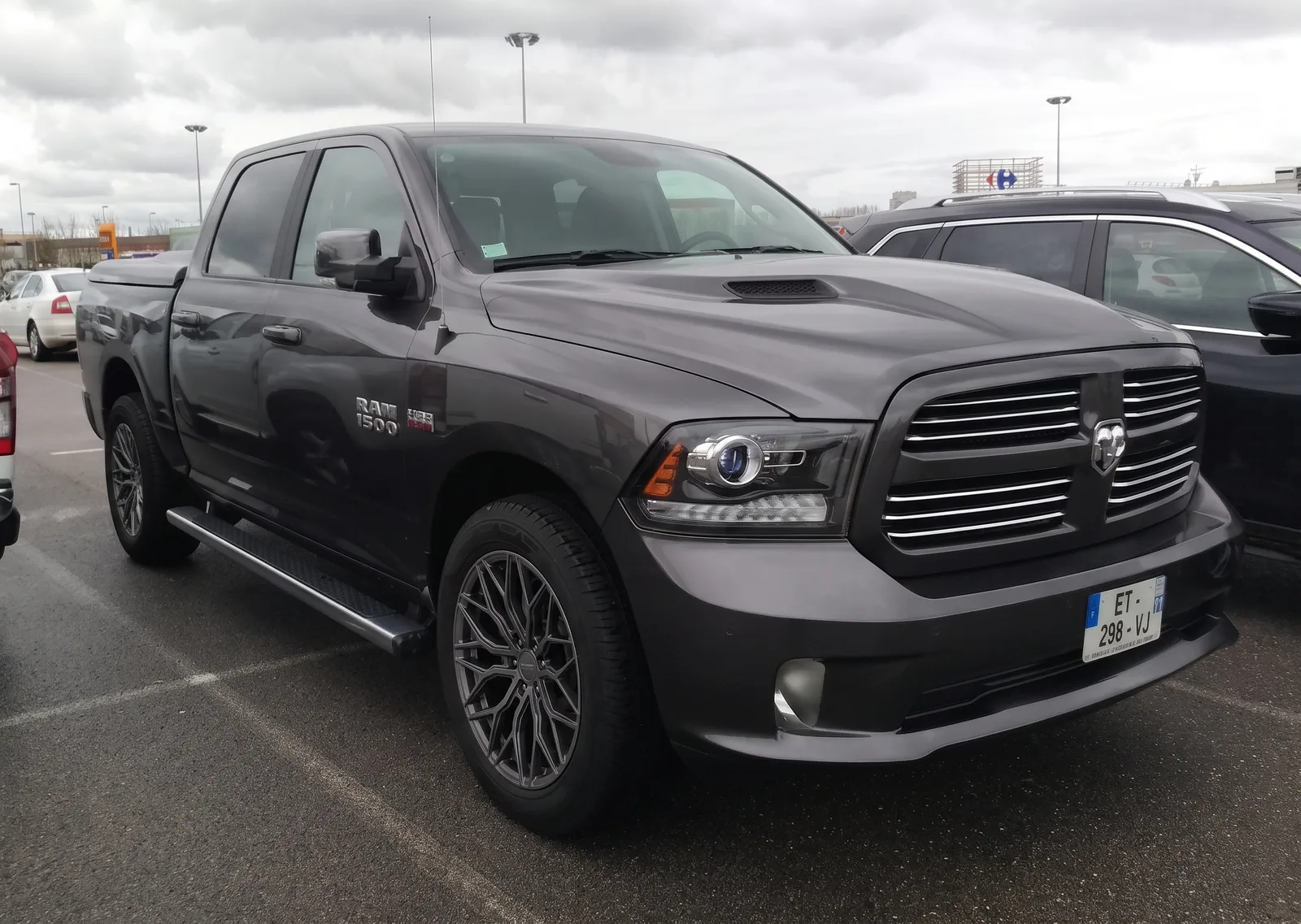Ram 1500 with Vossen HF6-3 wheels in Matte Gunmetal