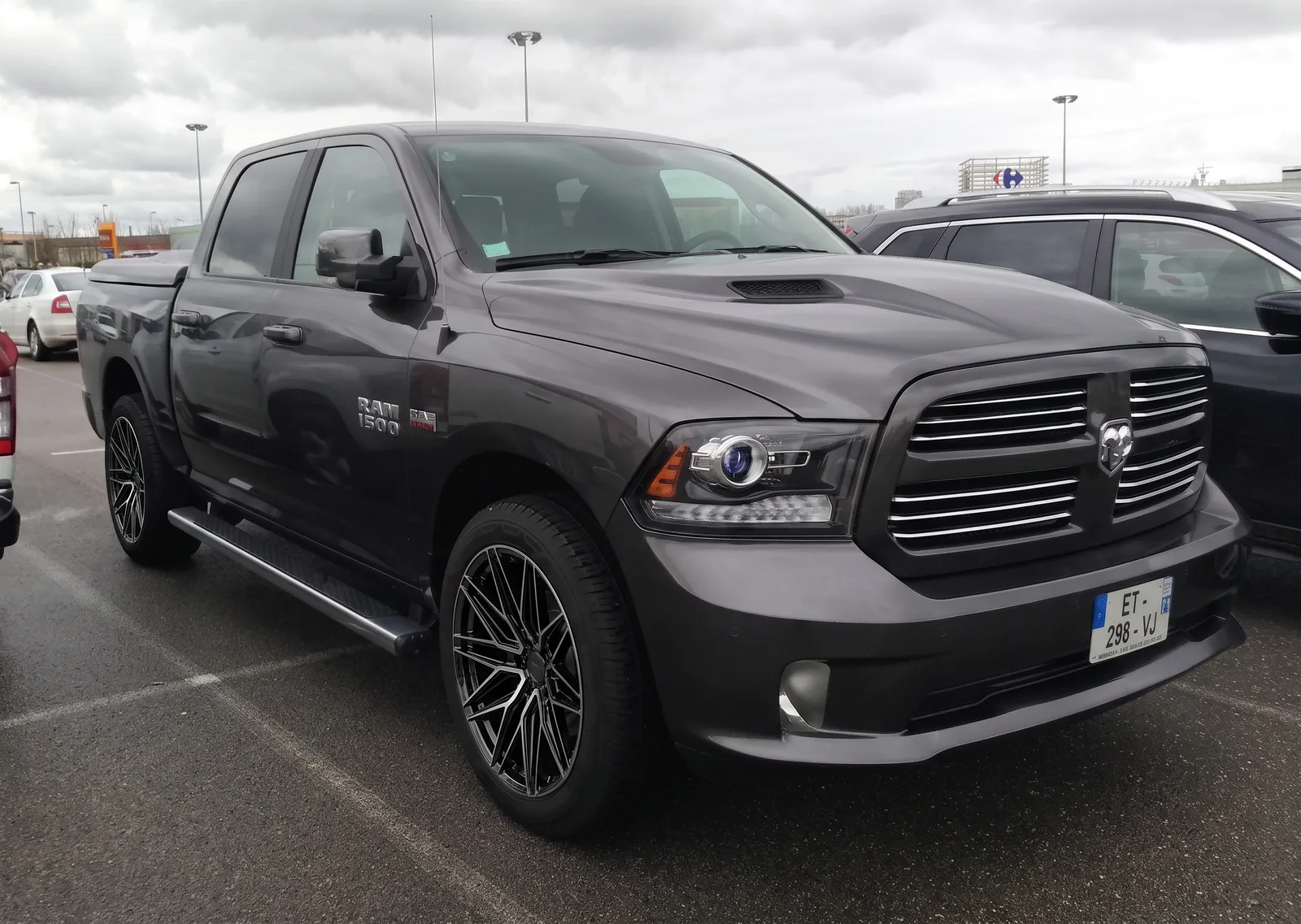 Ram 1500 with Vossen HF6-5 wheels in Tinted Gloss Black