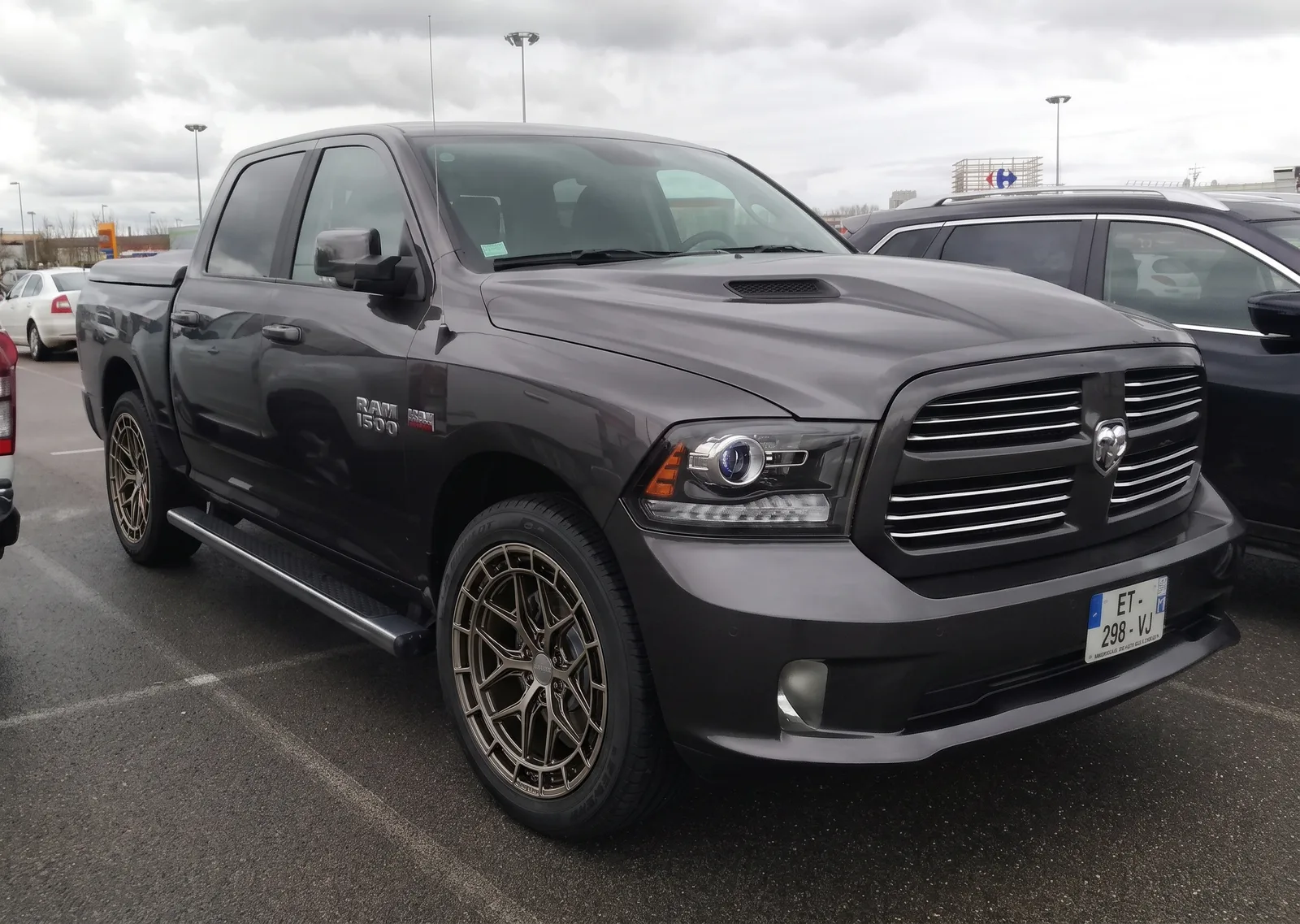 Ram 1500 with Vossen HFX-1 wheels in Matte Gunmetal