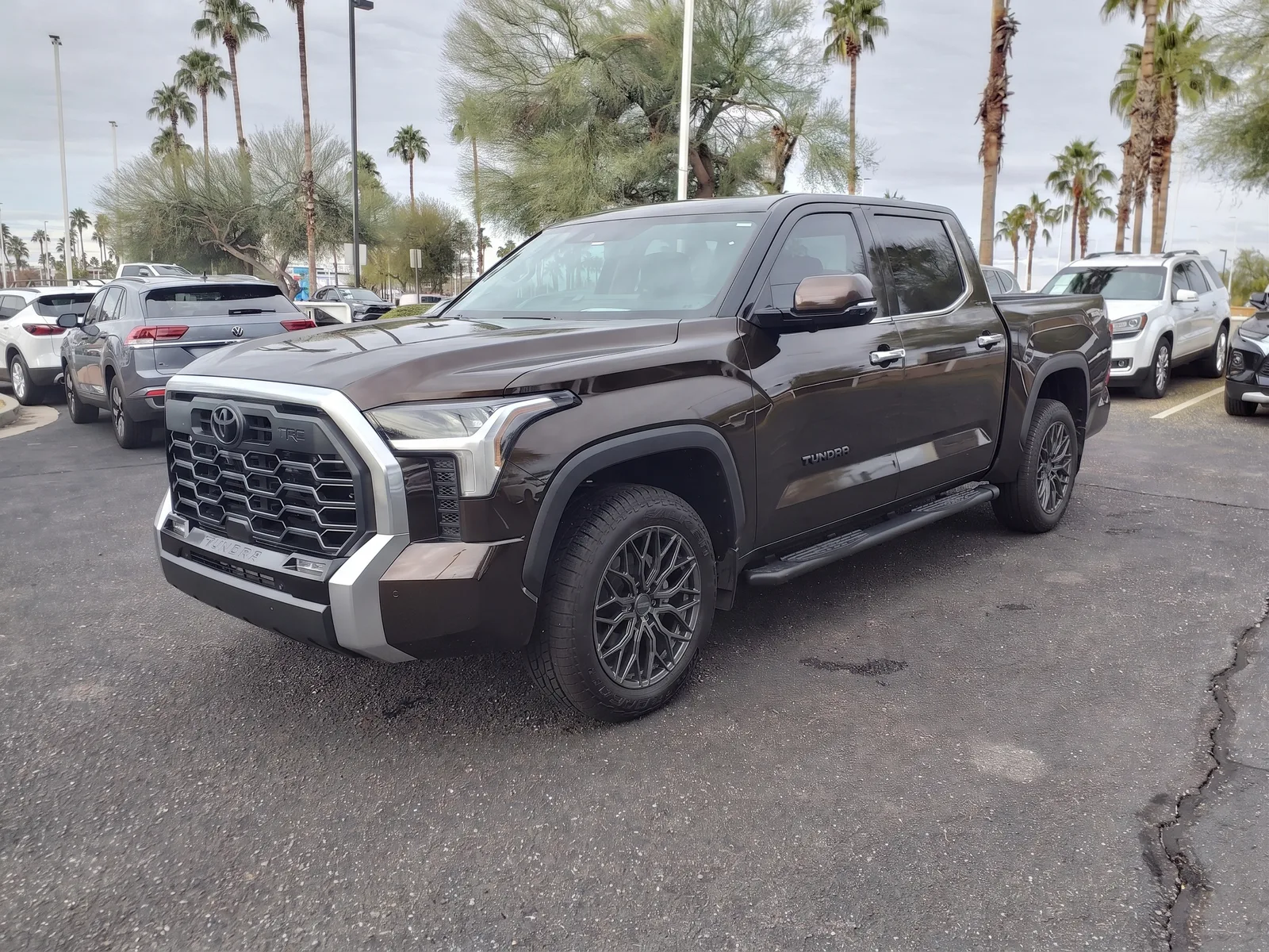 Toyota Tundra with Vossen HF6-3 wheels in Matte Gunmetal