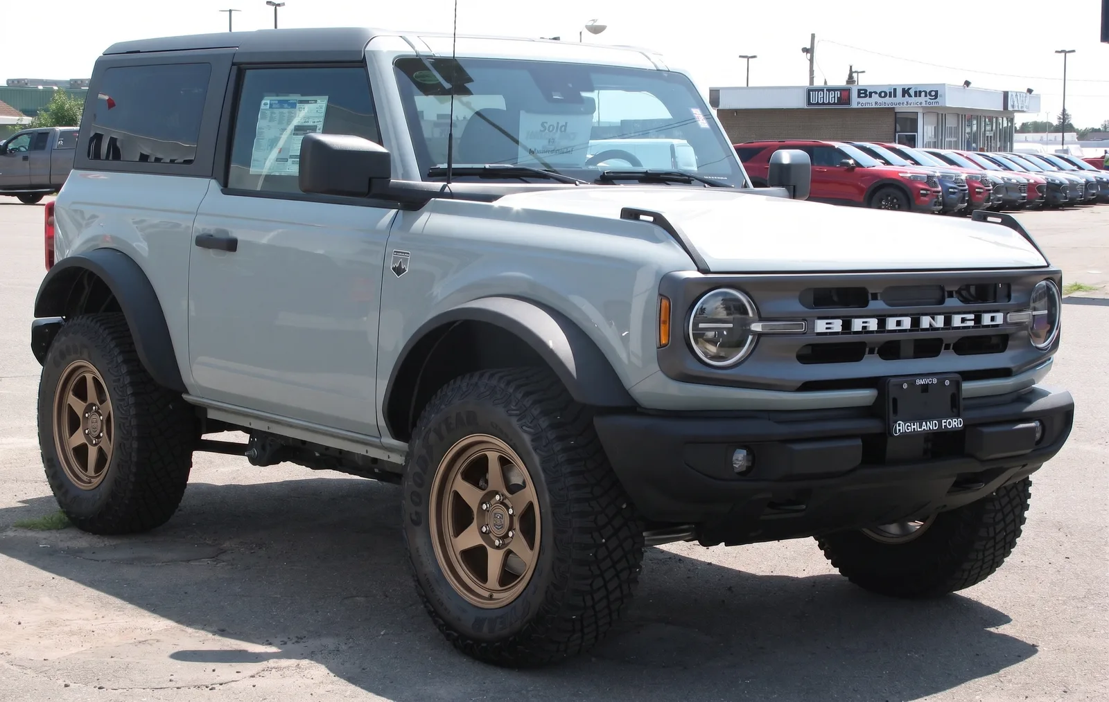 Ford Bronco with TREX Off-Road T200 wheels in Bronze