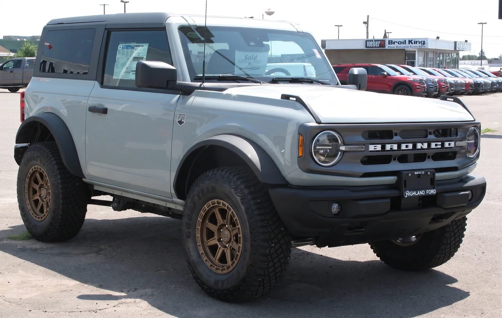 Ford Bronco with TREX Off-Road T300 wheels in Bronze