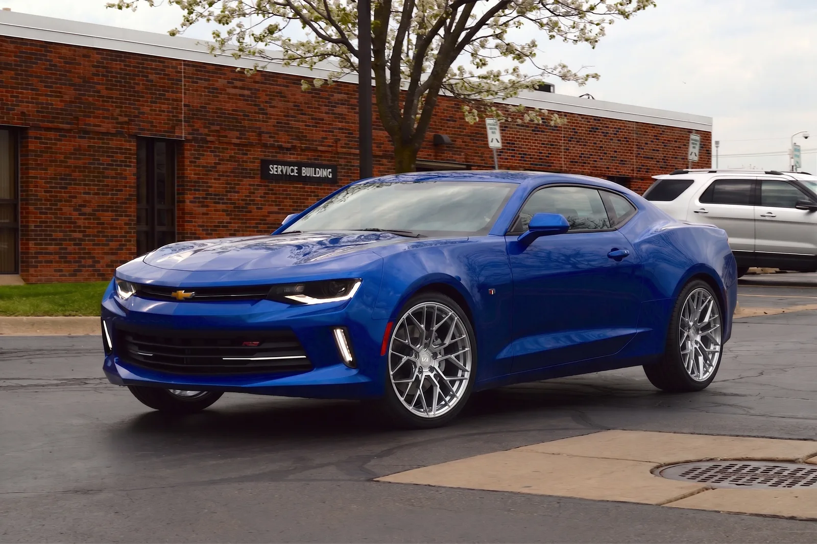 Chevrolet Camaro with Variant Radon wheels in Brushed Titanium
