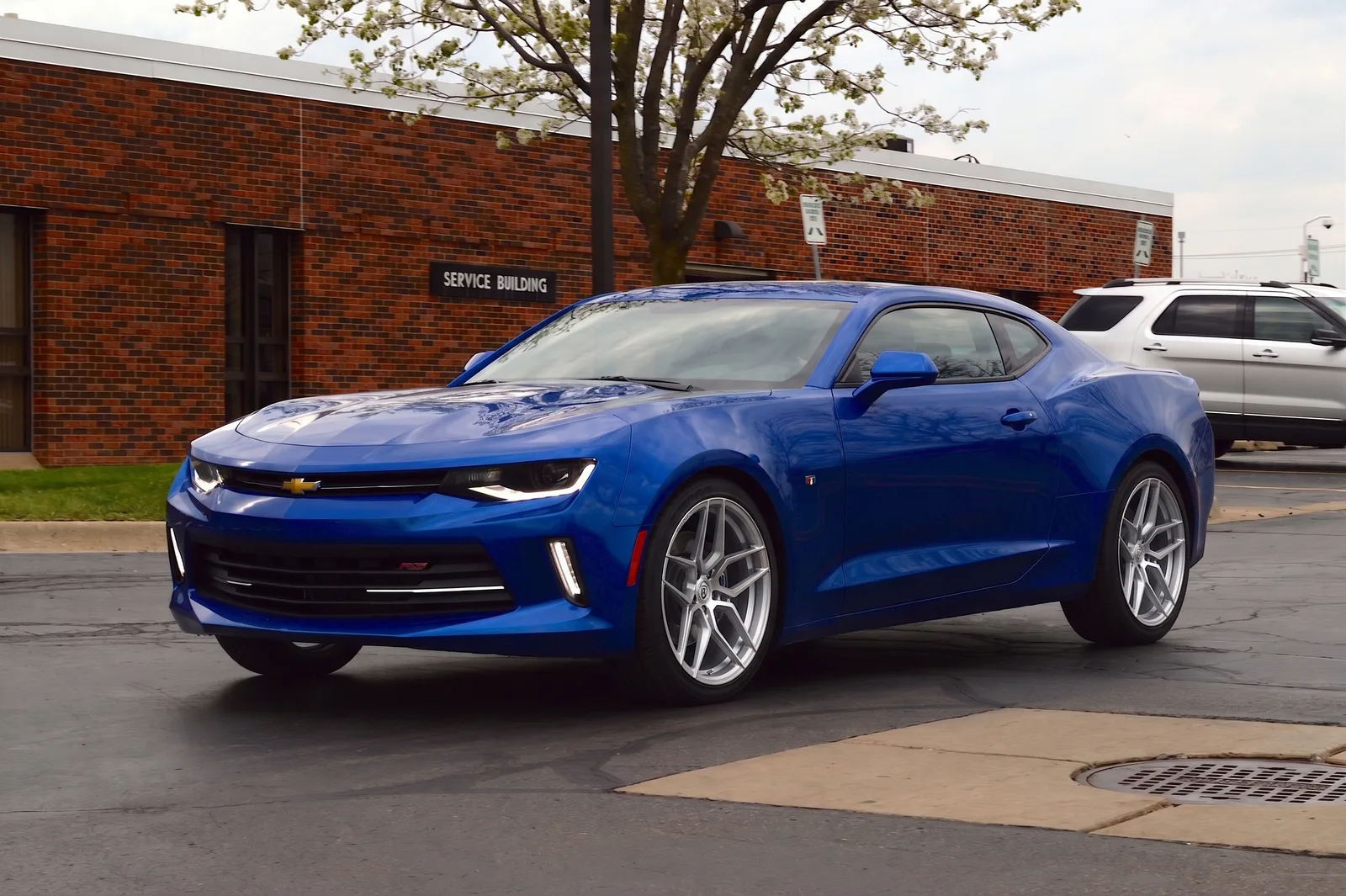 Chevrolet Camaro with Rohana RFX11 wheels in Brushed Titanium