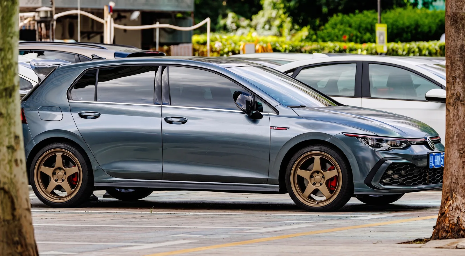 Volkswagen Golf GTI with Kansei KNP wheels in Bronze