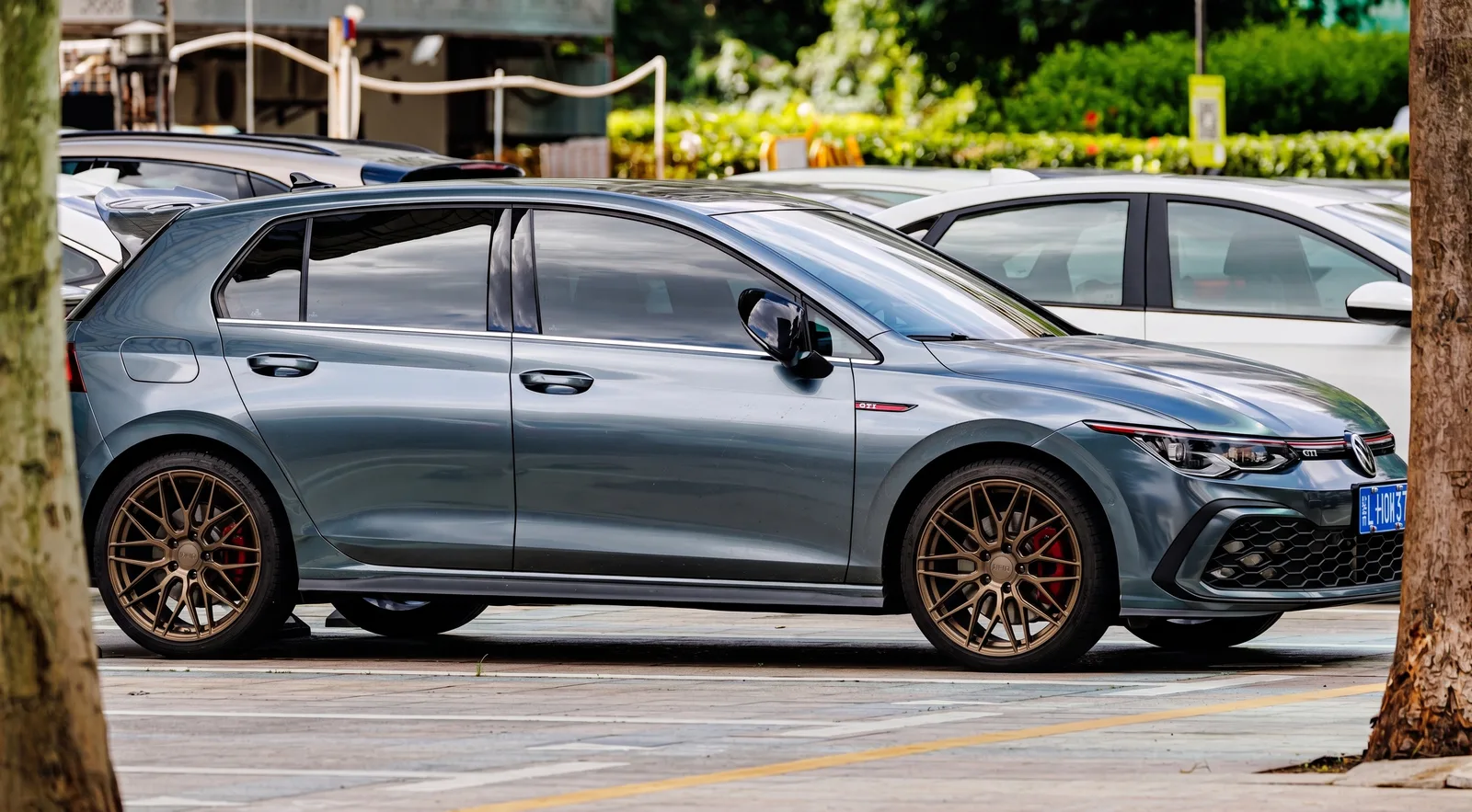 Volkswagen Golf GTI with F1R F103 wheels in Bronze