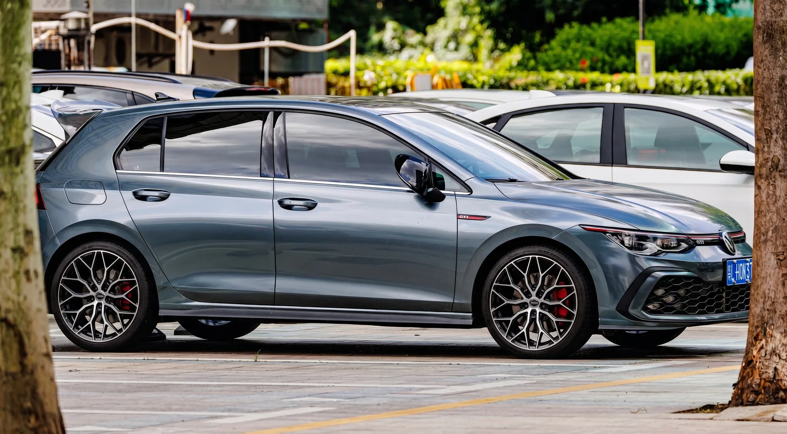 Volkswagen Golf GTI with Vossen HF-2 wheels in Brushed Gloss Black