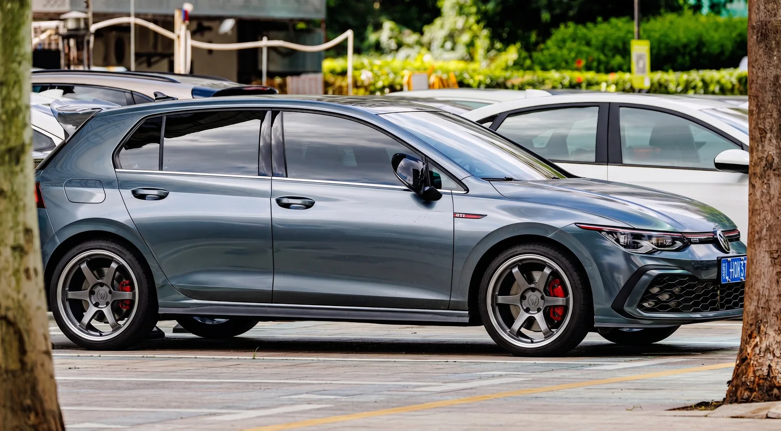 Volkswagen Golf GTI with Vector Forged LW01 wheels in Gloss Gunmetal