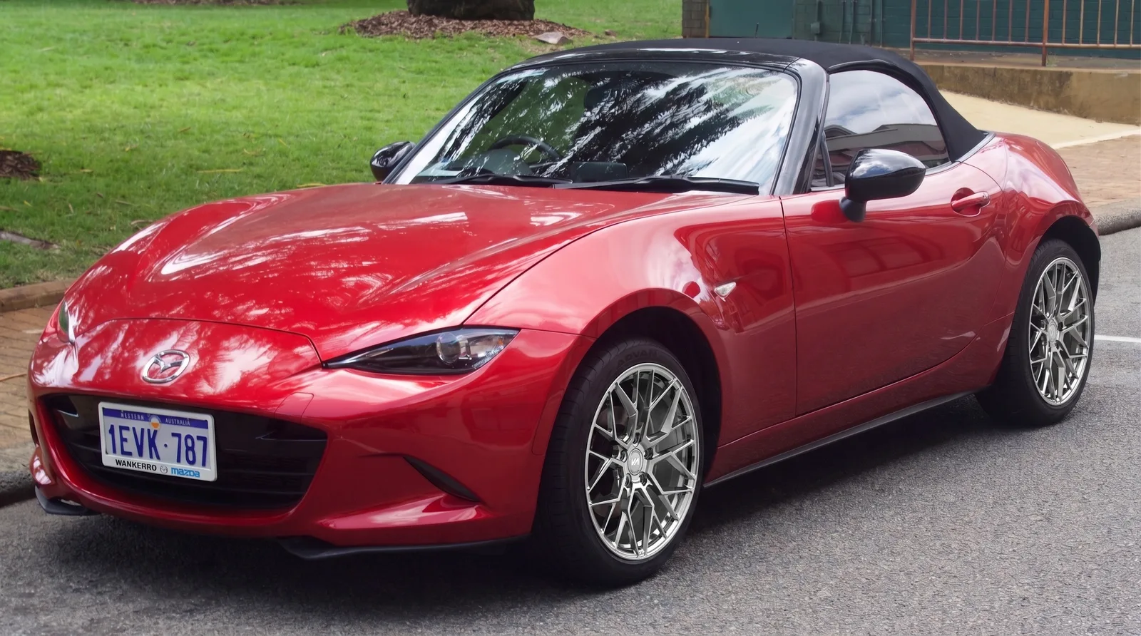 Mazda MX-5 Miata with Variant Radon wheels in Brushed Titanium
