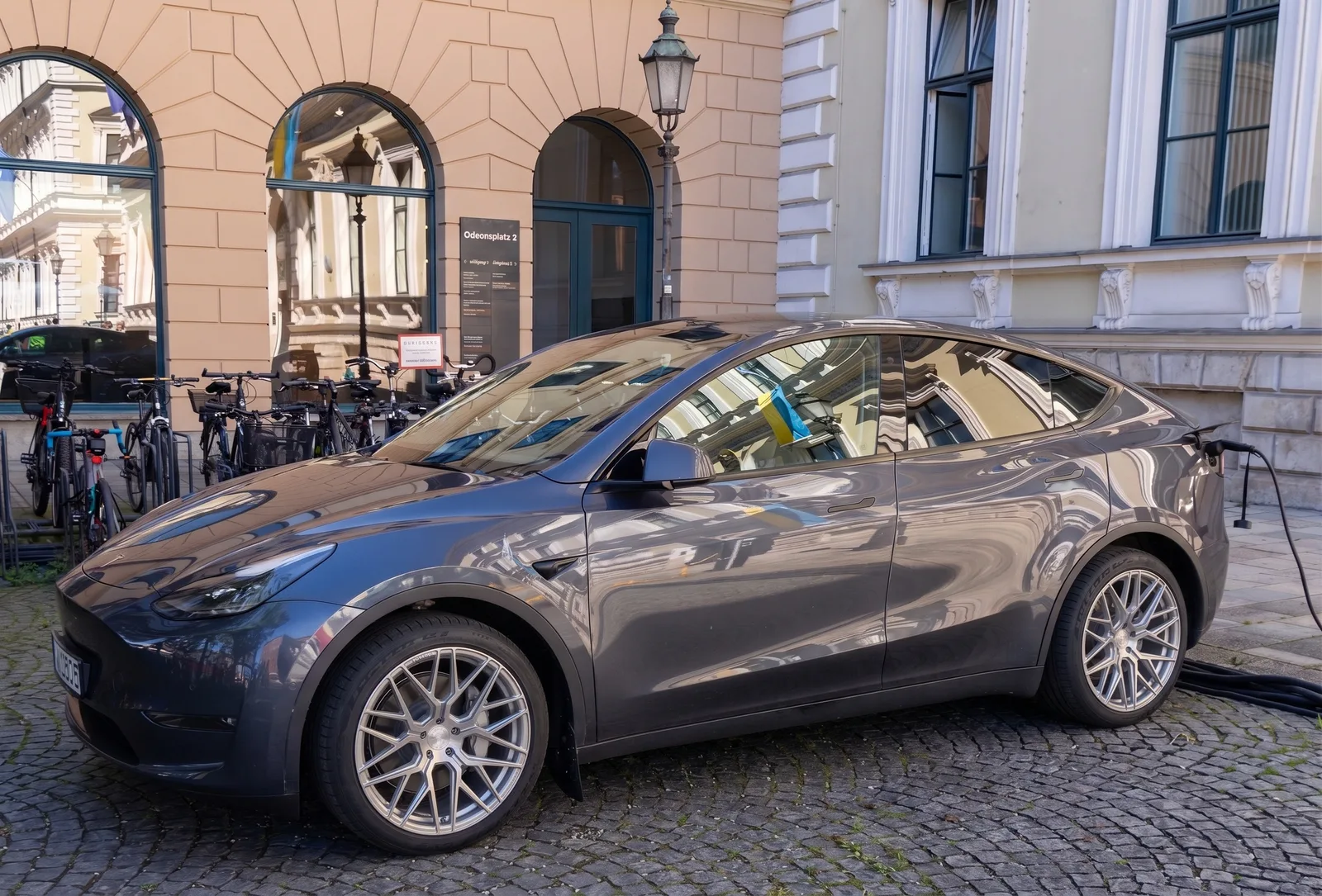 Tesla Model Y with Rohana RFX10 wheels in Brushed Titanium
