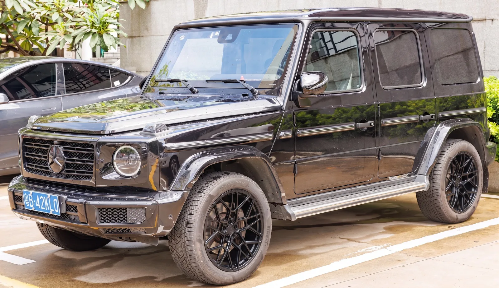 Mercedes-Benz G-Class with Vossen UV-1 wheels in Satin Black