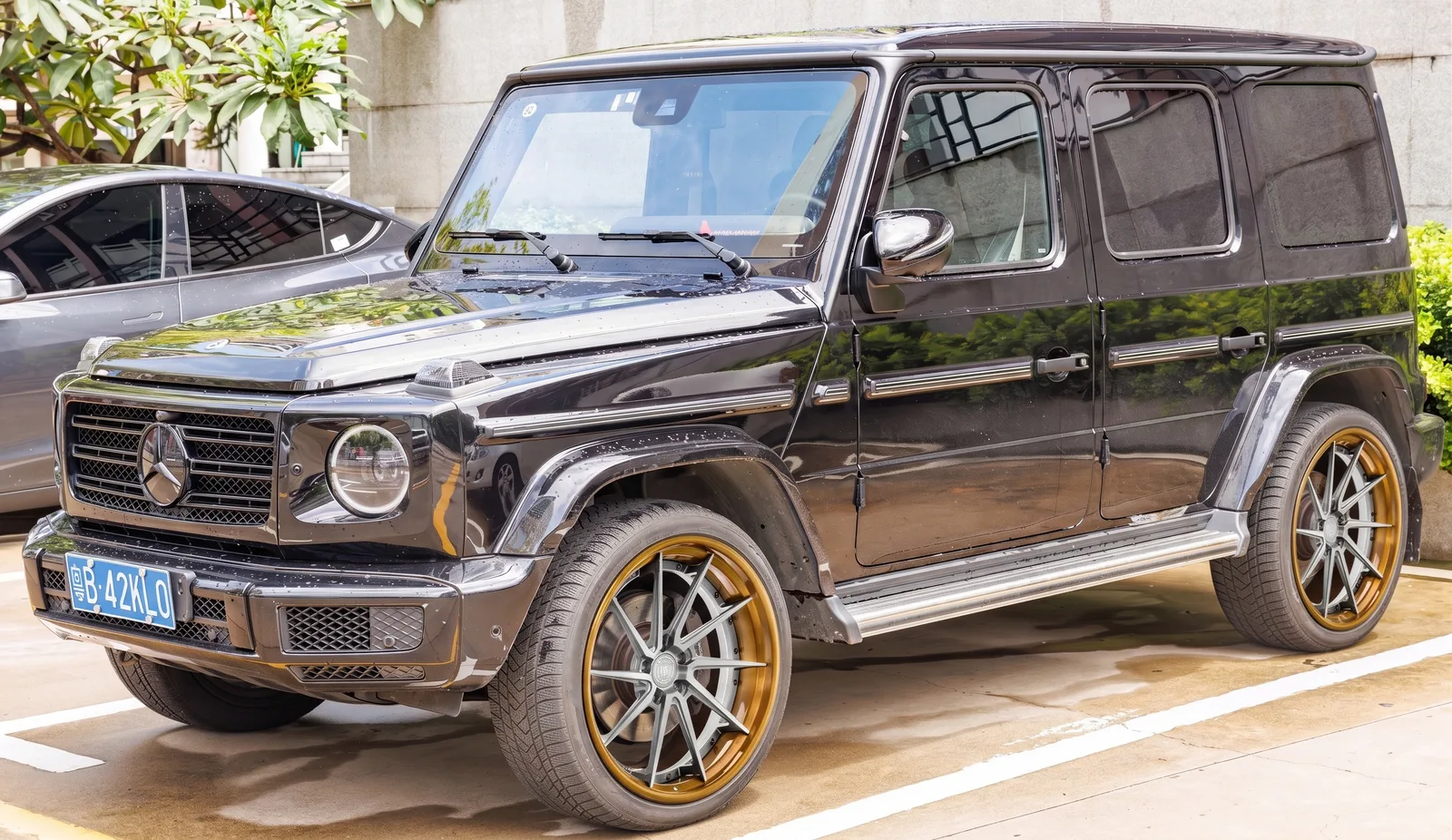 Mercedes-Benz G-Class with Rohana RFG1 wheels in Silver And Bronze