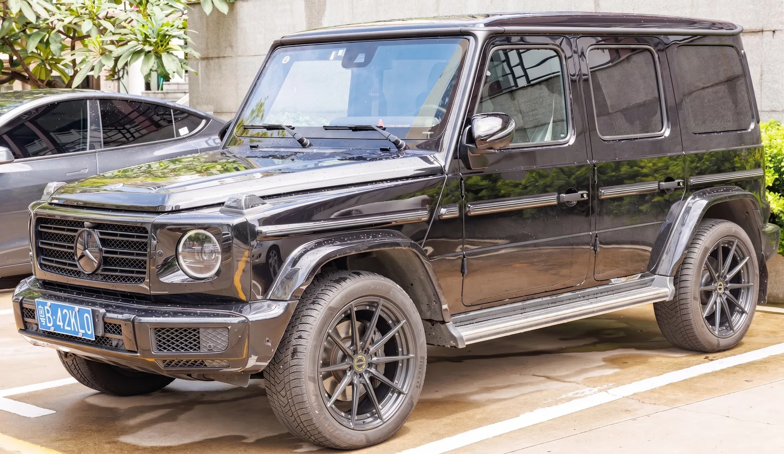 Mercedes-Benz G-Class with MV Forged DH-701 wheels in Black