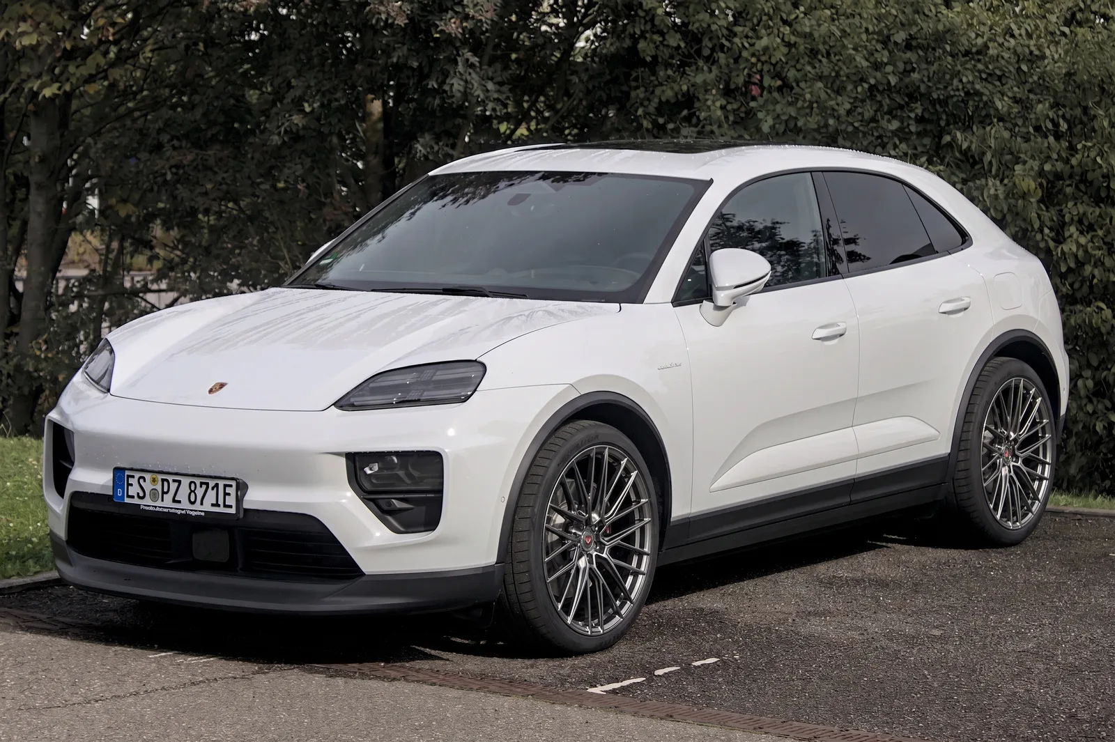 Porsche Macan with Vossen EVO-6T wheels in Dark Smoke
