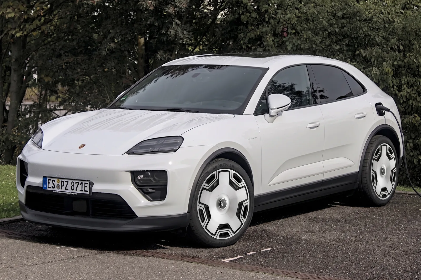 Porsche Macan with AG Luxury AGL73 wheels in Black Chrome