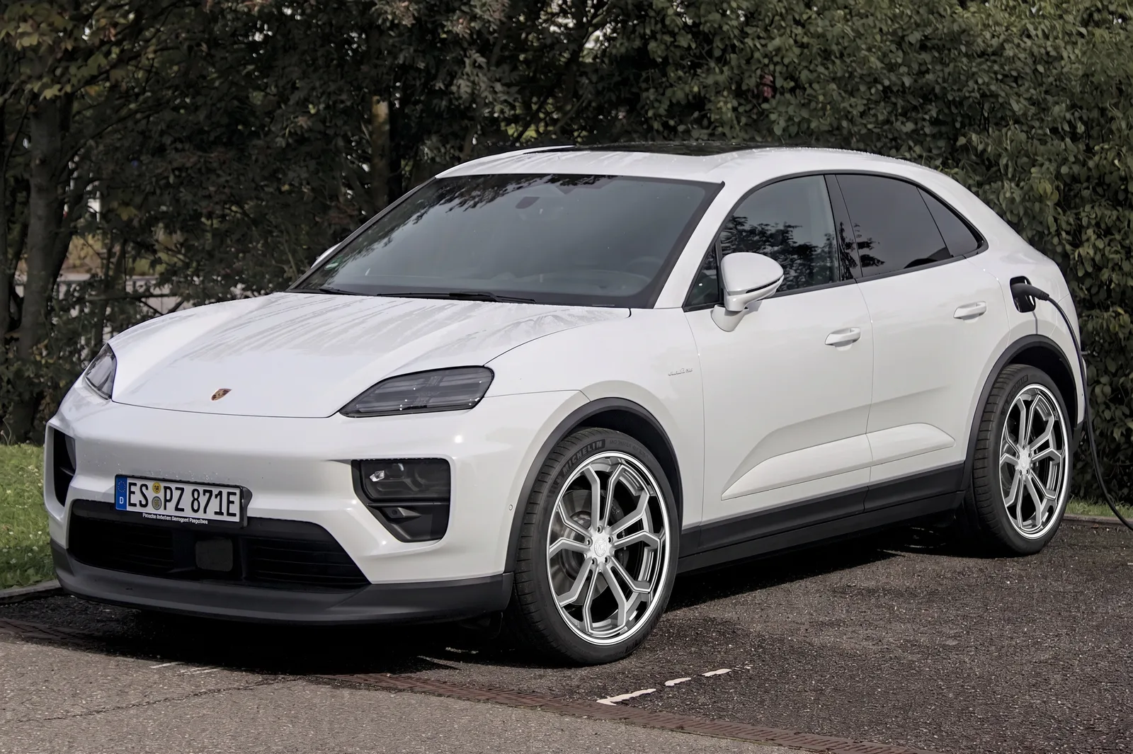 Porsche Macan with AG Luxury AGL37 wheels in Polished