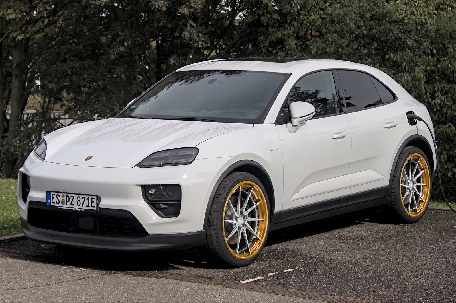Porsche Macan with Rohana RFG1 wheels in Silver And Bronze