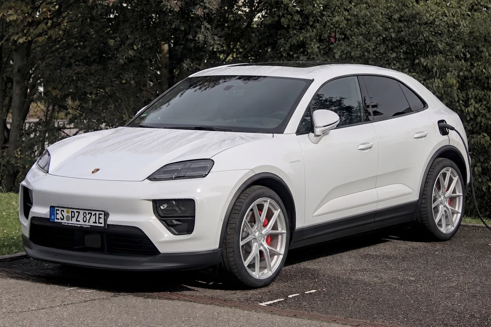 Porsche Macan with Curva Concepts CFF70 wheels in Brushed