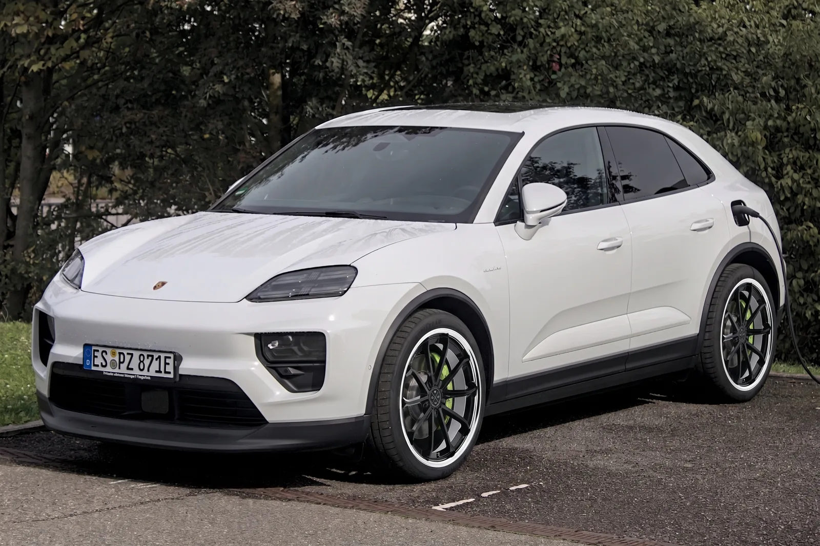 Porsche Macan with Blaque Diamond BD-23 wheels in Black