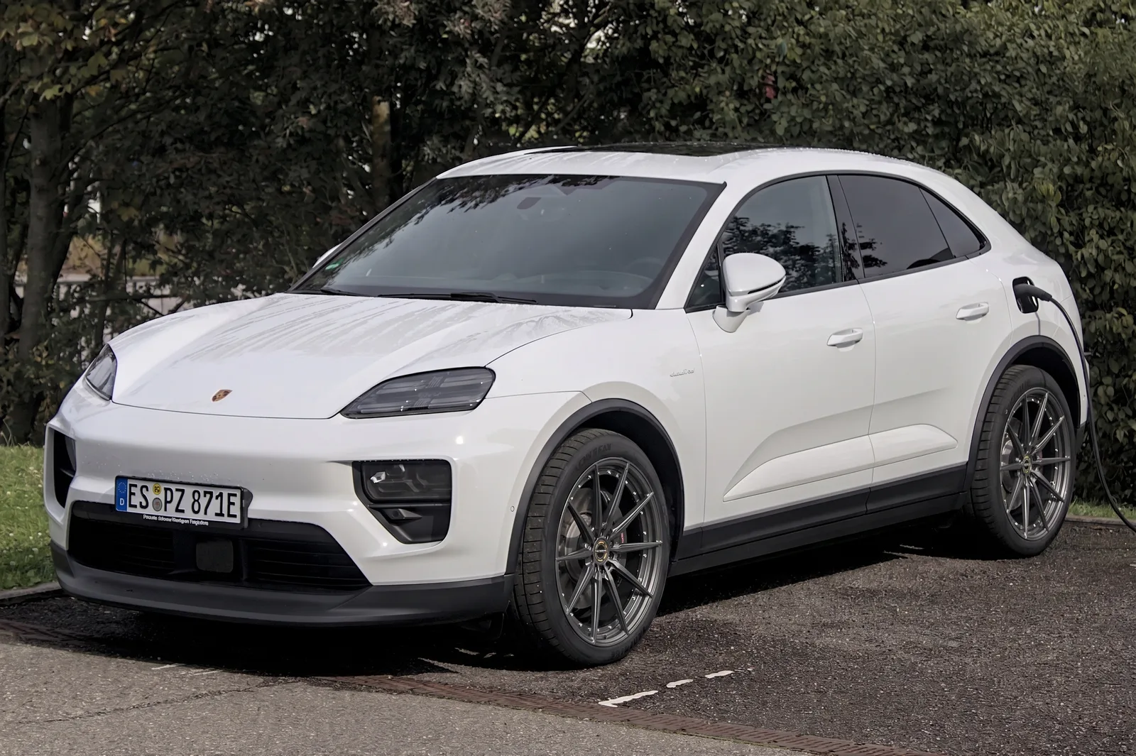 Porsche Macan with MV Forged DH-701 wheels in Black