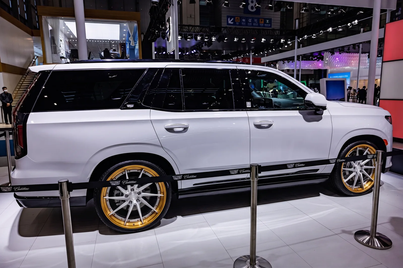 Cadillac Escalade with Rohana RFG1 wheels in Silver And Bronze
