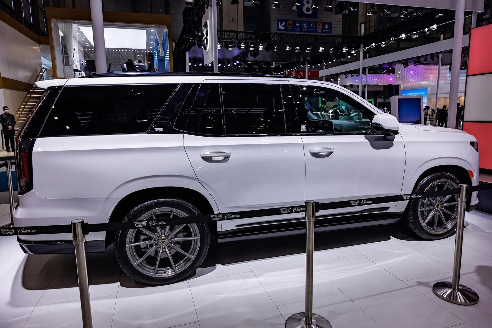 Cadillac Escalade with MV Forged DH-701 wheels in Black