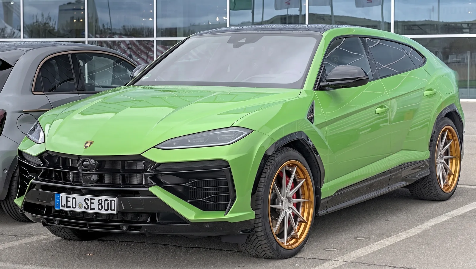 Lamborghini Urus with Rohana RFG1 wheels in Silver And Bronze