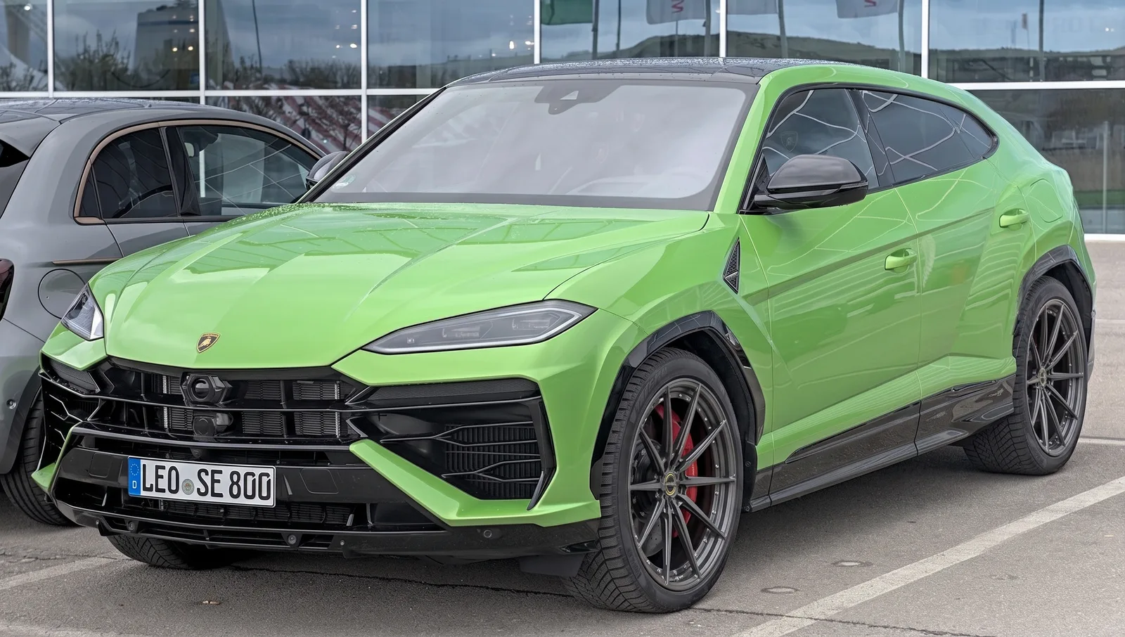Lamborghini Urus with MV Forged DH-701 wheels in Black